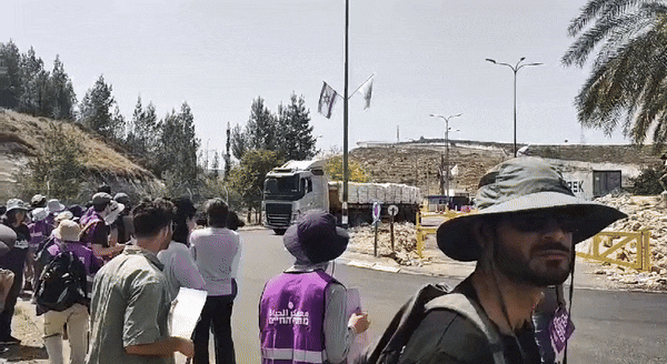 Aufnahme Aktion Standing together beim Schutz von Trasporten von Hilfsgütern nach Gaza